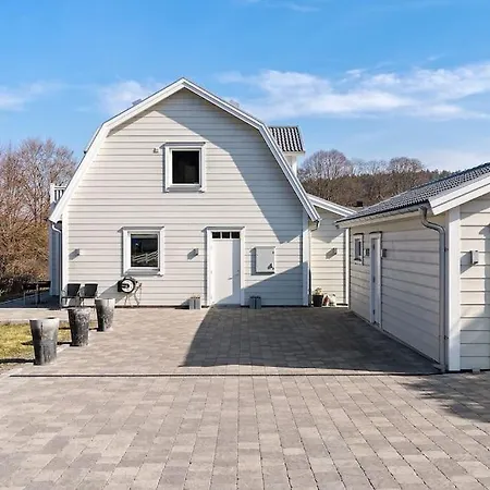 Modernt Hus Med Parkeringsplatser Och Traedgard Gothenburg Exterior photo